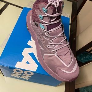 Woman's 8.5 Hoka hiking boots